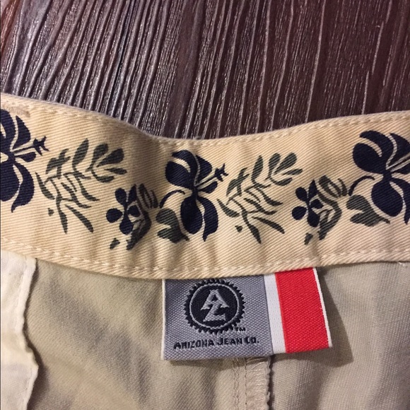 Pleated Khaki shorts NWT - Picture 2 of 3